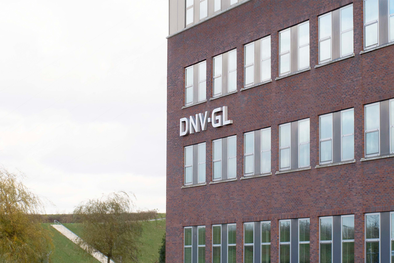 DNV-GL gevelsign close-up | Groeneveld Sign Systems